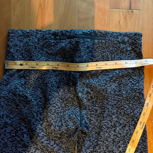 Women’s size US 6 Lululemon yoga pant to mid/shin, side pocket, and back zipper. - Picture 8 of 8